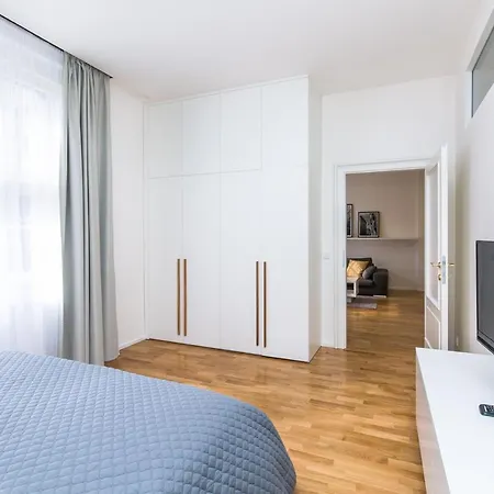 Location Old Town Brand New 2bd * Прага